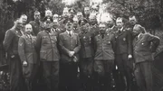 Adolf Hitler im Kreise hoher Offiziere und Generäle während des Westfeldzuges. Adolf Hitler im Kreise hoher Offiziere und Generäle während des Westfeldzuges.