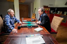 v.li.: Wolfgang Ambros und Hanno Settele im Gespr&auml;ch w&auml;hrend einer Partie Backgammon in Ambros Haus in Waidring in Tirol.