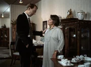 Siegfried Drombusch (Hans-Peter Korff, l.) beruhigt seine Mutter (Grete Wurm, r.). Sie macht sich Sorgen über den Gesundheitszustand ihres Sohnes.