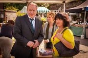 Johnny Linklater (Clive Wood, l.) einträchtig mit seiner Lebensgefährtin Ruth Cameron (Sharon Small, 2.v.r.) und Ex-Ehefrau Angela (Arabella Weir, r.) auf dem Wochenmarkt.