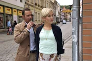 Klara (Wolke Hegenbarth, r.) verfolgt Anne Bramstedt in den Straßen von Quedlinburg, Hauptkommissar Paul Kleinert (Felix Eitner, l.) schleckt sein Eis.