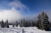 Eine Zauberlandschaft aus Eis und Schnee: Das Riesengebirge. Hier entspringt die Elbe. Sie durchflie&szlig;t Tschechien und Deutschland und m&uuml;ndet nach 1100 Kilometern bei Cuxhaven in die Nordsee.