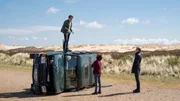 Das Tatfahrzeug wird komplett ramponiert auf einem einsamen Parkplatz im Naturschutzgebiet gefunden. Feldmann (Oliver Wnuk, l.) erläutert Ina Behrendsen (Julia Brendler) und Carl Sievers (Peter Heinrich Brix, r.) seine Theorie.