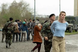 Crystal (Betty Gilpin, r.)    +++ Die Verwendung des sendungsbezogenen Materials ist nur mit dem Hinweis und Verlinkung auf RTL+ gestattet. +++; Crystal (Betty Gilpin, r.)    +++ Die Verwendung des sendungsbezogenen Materials ist nur mit dem Hinweis und Verlinkung auf RTL+ gestattet. +++