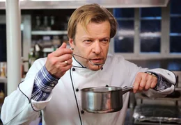 Der perfektionistische Sternekoch Frank (Roland Koch) schmeckt jede Sauce pers&ouml;nlich ab.
