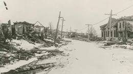 Die Halifax-Explosion zerst&ouml;rt ein ganzes Stadtviertel. Fast 2 000 Menschen verlieren ihr Leben, etwa 9 000 werden verletzt.