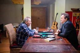 v.li.: Wolfgang Ambros und Hanno Settele bei einer Partie Backgammon in Ambros Haus in Waidring in Tirol.