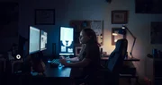 Kelly (Jessica Parker Kennedy) versucht, der durch eine Krankheit erblindeten Sophie aus der Ferne dabei zu helfen, mit einer Einbrecherbande fertig zu werden.