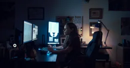 Kelly (Jessica Parker Kennedy) versucht, der durch eine Krankheit erblindeten Sophie aus der Ferne dabei zu helfen, mit einer Einbrecherbande fertig zu werden.
