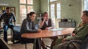Daniela Becker (Janna Striebeck, r.) ist völlig aufgelöst. Die Kommissare Joost (Nike Fuhrmann, 2.v.l.), Pöhlmann (Dominic Boeer. l.) und Revierchef Reuter (Udo Kroschwald, 2.v.r.) vermuten, dass der tödliche Anschlag auf ihren Lebensgefährten Jonas Pentke auch ihr gegolten haben könnte. Daniela Becker (Janna Striebeck, r.) ist völlig aufgelöst. Die Kommissare Joost (Nike Fuhrmann, 2.v.l.), Pöhlmann (Dominic Boeer. l.) und Revierchef Reuter (Udo Kroschwald, 2.v.r.) vermuten, dass der tödliche Anschlag auf ihren Lebensgefährten Jonas Pentke auch ihr gegolten haben könnte.