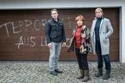 "SOKO Leipzig - Aus der H&ouml;lle": Jan Maybach (Marco Girnth), Nora Pettker (Brigitte B&ouml;ttrich) und Ina Zimmermann (Melanie Marschke) stehen vor einem beschmierten Garagentor.