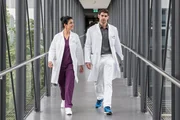 Leyla (Sanam Afrashteh, l.) erz&auml;hlt Niklas (Roy Peter Link, r.) von einer Entdeckung. Sie hat gesehen wie der Freund einer Patientin offenbar hinter deren R&uuml;cken eine Familie hat. Sie ist geschockt, dass Niklas gelassen reagiert.