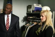 Det. Will Jeffries (Thom Barry, l.) und Det. Lilly Rush (Kathryn Morris, r.) besprechen die weitere Vorgehensweise ...