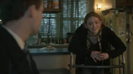 Ellie (Sadie Sink, re.) trifft auf Thomas (Ty Simpkins, li.).