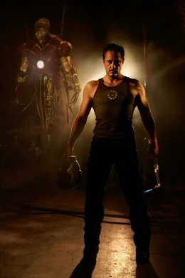 Tony Stark (Robert Downey Jr.) baut eine R&uuml;stung, mit deren Hilfe er die Menschen vor dem B&ouml;sen besch&uuml;tzen will, doch nicht alle in seinem Umfeld sind von seinem neusten Heldentum begeistert ...