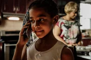 Hiawayi Robinson (l.) ist am Telefon mit Brenda im Hintergrund.
