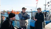 Die Fischer Ole (Ralf David, l.) und Sven (Kai S. Guenzel, M.) haben sich ihren Feierabend sicher anders vorgestellt. Erst haben sie eine Weinkiste aus dem Hafenbecken gefischt, in der aber eine Schildkröte ihren Winterschlaf hält. Und dann haben sie auch noch eine Leiche im Wasser entdeckt. Können die beiden Polizistin Stine Bergendal (Sidsel Hindhede, r.) weitere Hinweise liefern? Haben die beiden Fischer etwas Verdächtiges beobachtet? Die Fischer Ole (Ralf David, l.) und Sven (Kai S. Guenzel, M.) haben sich ihren Feierabend sicher anders vorgestellt. Erst haben sie eine Weinkiste aus dem Hafenbecken gefischt, in der aber eine Schildkröte ihren Winterschlaf hält. Und dann haben sie auch noch eine Leiche im Wasser entdeckt. Können die beiden Polizistin Stine Bergendal (Sidsel Hindhede, r.) weitere Hinweise liefern? Haben die beiden Fischer etwas Verdächtiges beobachtet?