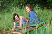 Julia Demmler (Wendy Güntensperger, re.) trifft bei ihrer Paddeltour zufällig das Zimmermädchen Maria Obrigas (Tania Feurich, li.). Die beiden Frauen waren sich bei den Ermittlungen zum Tod des Juweliers im Hotel begegnet. Julia Demmler (Wendy Güntensperger, re.) trifft bei ihrer Paddeltour zufällig das Zimmermädchen Maria Obrigas (Tania Feurich, li.). Die beiden Frauen waren sich bei den Ermittlungen zum Tod des Juweliers im Hotel begegnet.