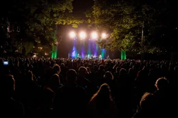 Wolfgang Ambros und seine Band bei einem ausverkauften Auftritt im Theater im Park.