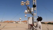 In Gobabeb, einem der hei&szlig;esten und trockensten Orte Namibias, ermittelt Martin Handjaba gemeinsam mit anderen jungen Wissenschaftlern u. a. Wetterdaten f&uuml;r die Klimaforschung.