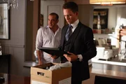 Louis (Rick Hoffmann, l.), der sich nach der Kündigung an ein Leben ohne die Kanzlei gewöhnen muss, ist kurz davor Mikes (Patrick J. Adams, r.) gut gehütetes Geheimnis aufzudecken. Louis (Rick Hoffmann, l.), der sich nach der Kündigung an ein Leben ohne die Kanzlei gewöhnen muss, ist kurz davor Mikes (Patrick J. Adams, r.) gut gehütetes Geheimnis aufzudecken.