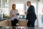 Oberstaatsanwalt Bernd Reuther (Rainer Hunold) befragt die Nachbarin Gudrun Fellbeck (Gaby Dohm) zu ihrem Haushaltshelfer. Oberstaatsanwalt Bernd Reuther (Rainer Hunold) befragt die Nachbarin Gudrun Fellbeck (Gaby Dohm) zu ihrem Haushaltshelfer.