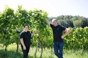 Heute geht es zu Stefanie Huber (l) in den Ortenaukreis im Mittleren Schwarzwald. Streuobstwiesen, Weinberge und etwas Wald gehören zum Hof der Hubers. Steffi und ihr Mann Josef (r) bewirtschaften ihn im Nebenerwerb. Heute geht es zu Stefanie Huber (l) in den Ortenaukreis im Mittleren Schwarzwald. Streuobstwiesen, Weinberge und etwas Wald gehören zum Hof der Hubers. Steffi und ihr Mann Josef (r) bewirtschaften ihn im Nebenerwerb.