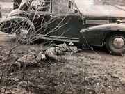 Drei SS-Männer werden 1945 kurz vor Kriegsende auf der Avus erschossen. Sie wollten Lebensmittel zu einem SS-Stützpunkt transportieren (1945).