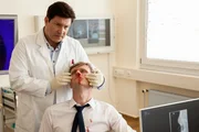 Dr. Christian Kleist (Francis Fulton Smith, l.) untersucht Werner Hübner (Ulrich Brandhoff, r.). Tobias Schumann, der Mann von Maren Schumann hat ihm im Streit die Nase gebrochen.