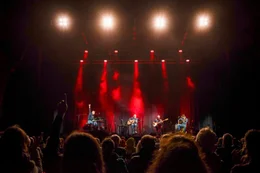 v.li.: Wolfgang Ambros und seine Band bei einem ausverkauften Auftritt im Theater im Park.