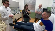 Als ein Mann seine Schwester aus dem Krankenhaus abholen will, wird er auf einmal selbst zum Patienten. Denn ein Arzt wird auf Symptome aufmerksam, die geradezu alarmierend sind. Als ein Mann seine Schwester aus dem Krankenhaus abholen will, wird er auf einmal selbst zum Patienten. Denn ein Arzt wird auf Symptome aufmerksam, die geradezu alarmierend sind.