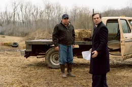 Der aufstrebende Wirtschaftsanwalt Robert Bilott (Mark Ruffalo) vertritt den erbosten Farmer Wilbur O. Tennant (Bill Camp, re.).