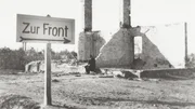 Momentaufnahme in einer polnischen Stadt nach dem Überfall der Wehrmacht auf das Land im Spätsommer 1939. Momentaufnahme in einer polnischen Stadt nach dem Überfall der Wehrmacht auf das Land im Spätsommer 1939.