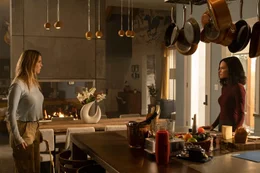 Crystal (Betty Gilpin, l.), Athena (Hilary Swank)    +++ Die Verwendung des sendungsbezogenen Materials ist nur mit dem Hinweis und Verlinkung auf RTL+ gestattet. +++; Crystal (Betty Gilpin, l.), Athena (Hilary Swank)    +++ Die Verwendung des sendungsbezogenen Materials ist nur mit dem Hinweis und Verlinkung auf RTL+ gestattet. +++