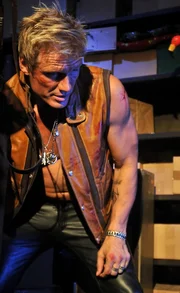 Der ehemalige Biker Joe (Dolph Lundgren) verdient seinen Lebensunterhalt als Drummer in einer RocknRoll-Band. Endlich bietet sich ihm die gro&szlig;e Chance, als er vor dem russischen Staatspr&auml;sidenten auftreten darf ...