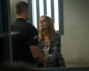 Tim Bradford (Eric Winter) versucht seine drogensüchtige Ehefrau Isabel Bradford (Mircea Monroe) zu einem Entzug zu überreden. Tim Bradford (Eric Winter) versucht seine drogensüchtige Ehefrau Isabel Bradford (Mircea Monroe) zu einem Entzug zu überreden.