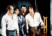 Charles Ingalls (Michael Landon, r.) stellt die angeblich "Geheilten" (Hank Kendrick, l., Carol Norton, 2.v.l., Fred Ashley, 2.v.r.) zur Rede. Charles Ingalls (Michael Landon, r.) stellt die angeblich "Geheilten" (Hank Kendrick, l., Carol Norton, 2.v.l., Fred Ashley, 2.v.r.) zur Rede.