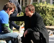 Ein einfaches Streethockey-Spiel endete in einer Katastrophe. Detective Mac Taylor (Gary Sinise, r.) befragt seinen Kollegen Adam Ross (A. J. Buckley).