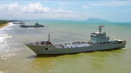 Kriegsschiffe der chinesischen Marine bei einem Man&ouml;ver in der Stra&szlig;e von Taiwan