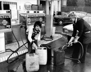 Im Herbst 1973 verh&auml;ngen arabische &Ouml;lstaaten ein Embargo und der &Ouml;lpreis steigt dramatisch.