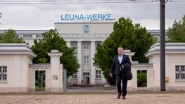 Michael Bedla vor den Leuna-Werken