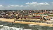 Hauptstadt am Meer: Accra liegt direkt am Atlantik, hier wohnen knapp 300.000 der insgesamt rund 30 Millionen Menschen, die in Ghana leben. Hauptstadt am Meer: Accra liegt direkt am Atlantik, hier wohnen knapp 300.000 der insgesamt rund 30 Millionen Menschen, die in Ghana leben.