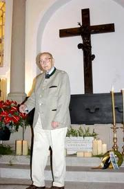 Dr. Otto Habsburg vor dem Sarg von Kaiser Karl I.