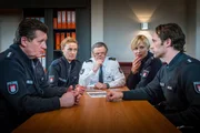 Mattes (Matthias Schloo, r.) und Melanie (Sanna Englund, 2.v.r.) erzählen Haller (Hannes Hellmann, M.), Franzi (Rhea Harder-Vennewald, 2.v.l.) und Hans (Bruno F. Apitz, r.) von ihrem letzten Einsatz und müssen feststellen, dass dieser offensichtlich von dem Unbekannten inszeniert wurde, der das Miniatur Wunderland um Szenen vergrößert hat, die ausschließlich Einsätze der beiden Polizisten zeigen.