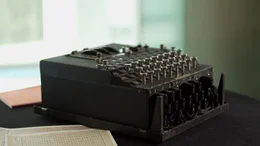 Die Chiffriermaschine "Enigma&ldquo; spielt f&uuml;r die deutschen U-Boote im zweiten Weltkrieg eine entscheidende Rolle.