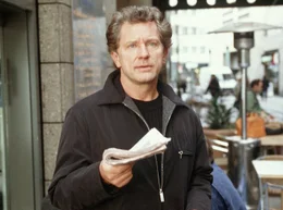 Felix (Miroslav Nemec) hat die Quittung f&uuml;r den Lottoschein gefunden, aber die Besitzerin ist verschwunden.