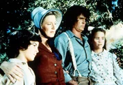 Die Familie Ingalls (v.l.n.r.: Matthew Laborteaux, Karen Grassle, Michael Landon und Melissa Gilbert) nehmen an der Beerdigung von Timothy Dodds teil.