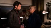 Helen Dorn (Anna Loos) trifft in der Wohnung des Opfers Adrian Jessen (Florian Stetter) und berichtet ihm vom Tod seiner Freundin.