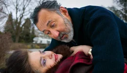 Auch hier tut sich was: Ingeborg (Sigrid Schnegelsiepen-Seng&uuml;l) mit Bademeister Achmed (Ercan Durmaz).