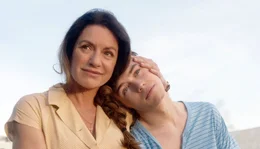 Metzgermeisterin Maria Gissenwehrer (Christine Neubauer) und ihr Neffe Caspar (Valentino Fortuzzi) m&uuml;ssen sich in der Ferne zusammenraufen. Weiteres Bildmaterial finden Sie unter www.br-foto.de.